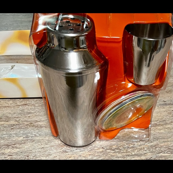 NIB Top that! Classic Cocktails shaker set with book - Picture 6 of 16